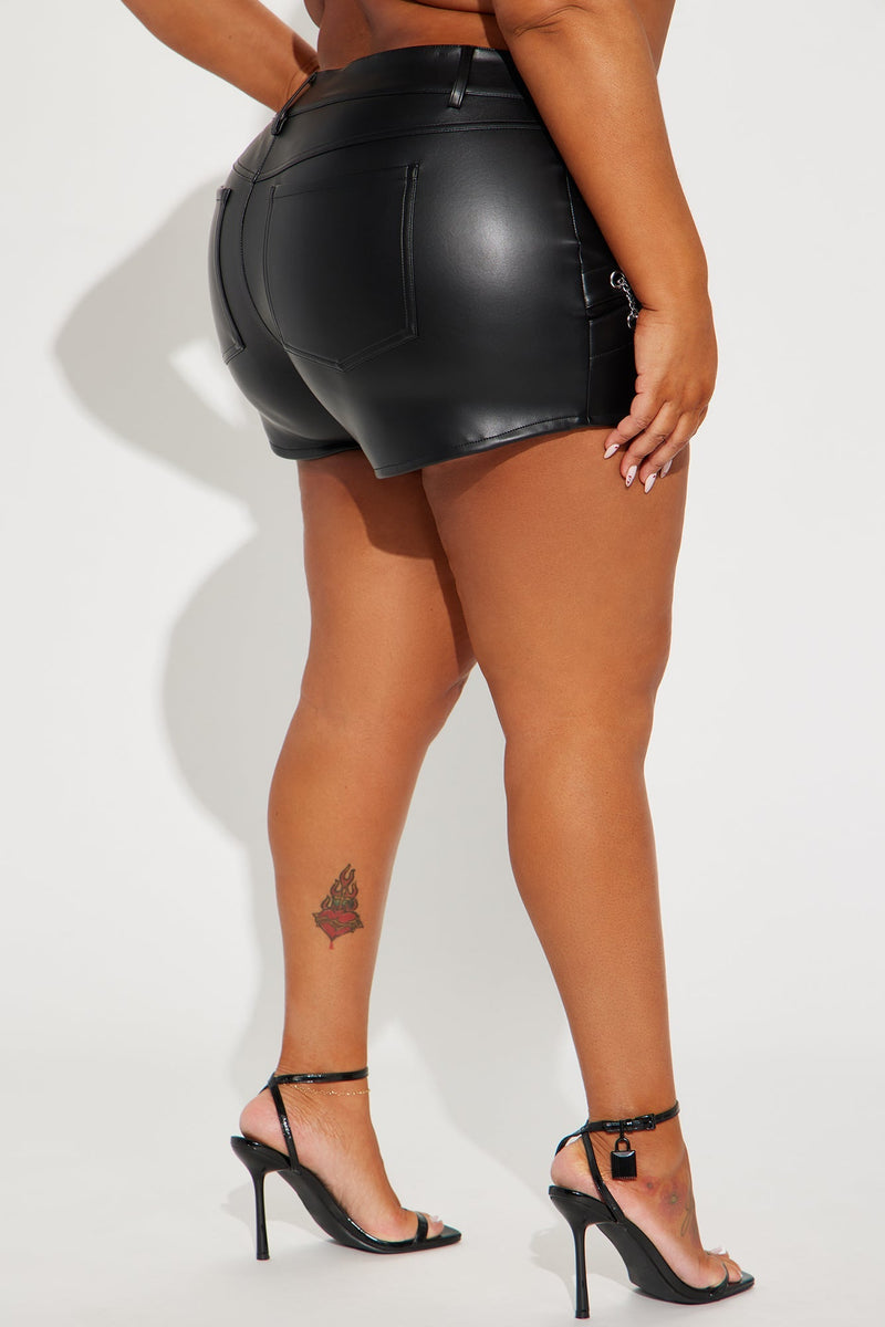 Shorts de couro sintético